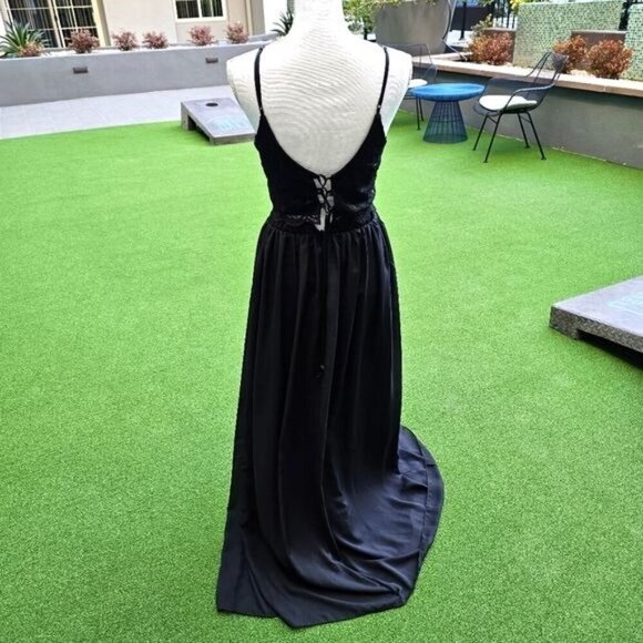 Lulus ✦ Black Lace Crop Top & Maxi Skirt Set ✦ High Slit Lace-Up Back Size S EUC - Picture 4 of 16